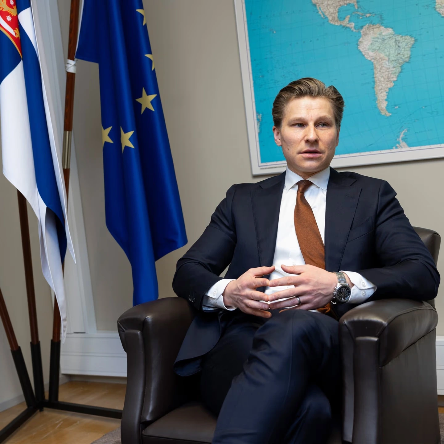 Antti Häkkänen pituus – kuinka pitkä Suomen puolustusministeri on?